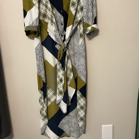 New York & Company Patterned Long Blouse - Picture 6 of 9